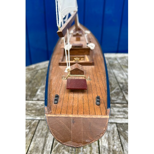 1305 - A single masted pond yacht on a permanent stand. Total height 99cm h x 77cm w.