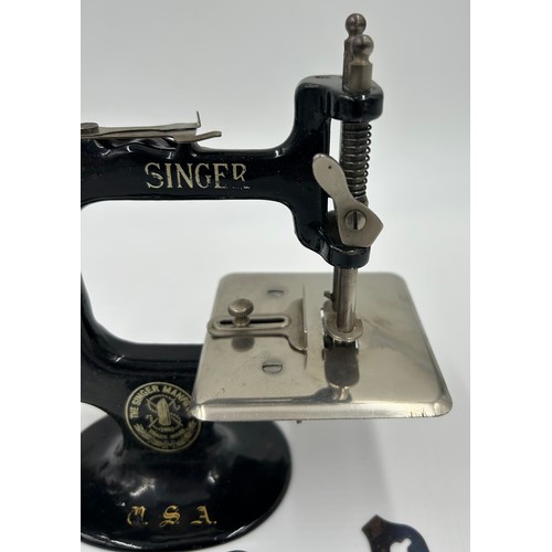 1307 - A Child's Singer Sewing Machine - 'A singer For The Girls. Teaches them to make clothes for their do... 