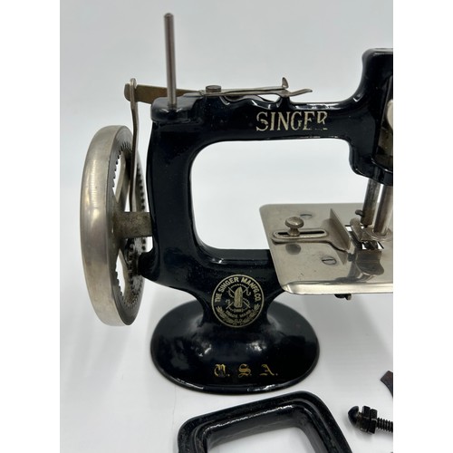 1307 - A Child's Singer Sewing Machine - 'A singer For The Girls. Teaches them to make clothes for their do... 