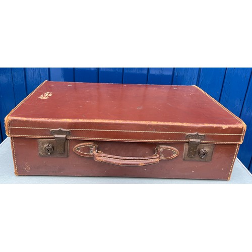 861 - A vintage suitcase and contents to include early 20thC dress trimmings, fabric, beads etc.
Suitcase ... 