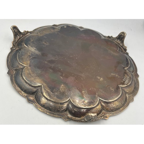 806 - A circular silver tray with scalloped edge, London 1881, maker Walter & John Barnard. Weight 393gm. ... 