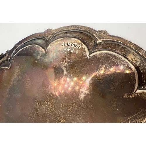 806 - A circular silver tray with scalloped edge, London 1881, maker Walter & John Barnard. Weight 393gm. ... 