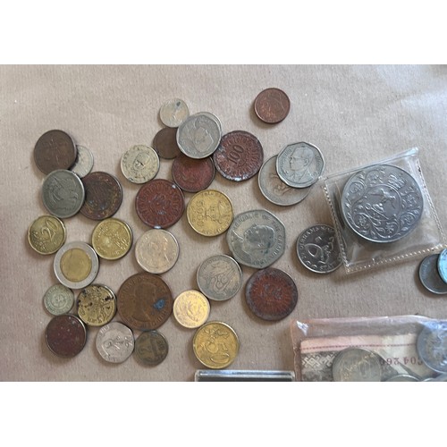 733 - Various world coins and banknotes to include 10 dollar confederate note, 1861, various bank of Egypt... 