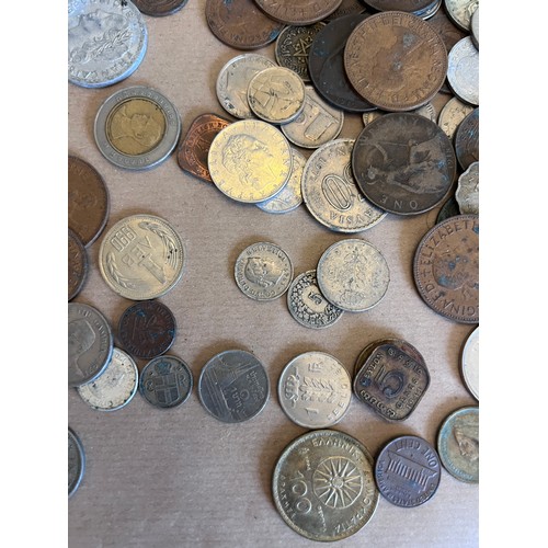 733 - Various world coins and banknotes to include 10 dollar confederate note, 1861, various bank of Egypt... 