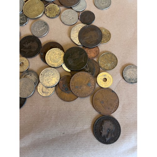 733 - Various world coins and banknotes to include 10 dollar confederate note, 1861, various bank of Egypt... 