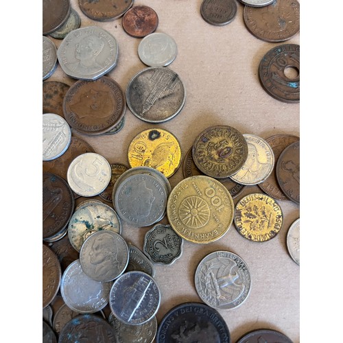 733 - Various world coins and banknotes to include 10 dollar confederate note, 1861, various bank of Egypt... 