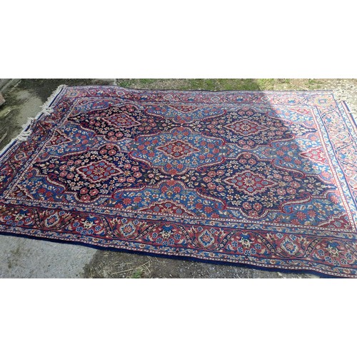 1217 - A good quality wool rug. 324cm 212cm.