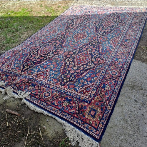 1217 - A good quality wool rug. 324cm 212cm.