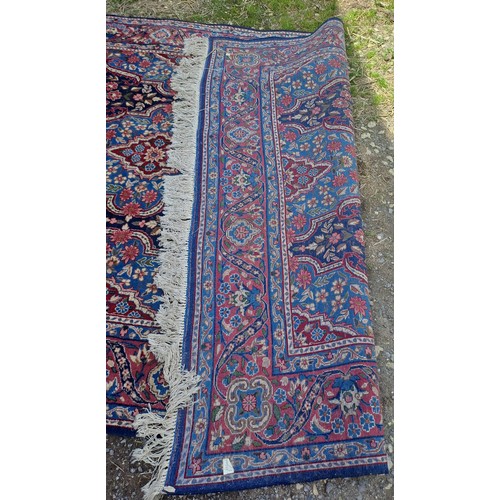 1217 - A good quality wool rug. 324cm 212cm.