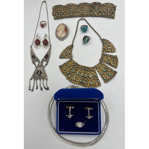 570 - A quantity of vintage costume jewellery to include silver segmented necklace, Japanese silver and pe... 