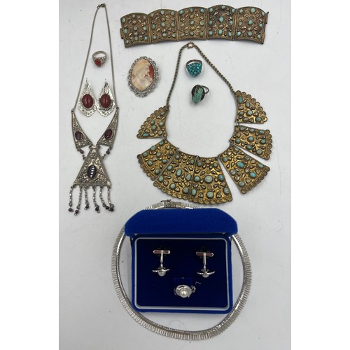 570 - A quantity of vintage costume jewellery to include silver segmented necklace, Japanese silver and pe... 