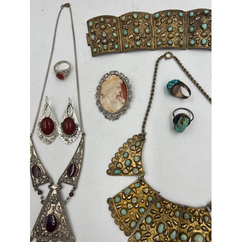 570 - A quantity of vintage costume jewellery to include silver segmented necklace, Japanese silver and pe... 