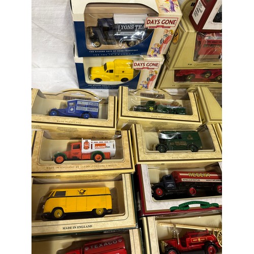 1208 - A large quantity of die cast Lledo models, Days Gone, Models of Yesteryear to include Models of Yest... 