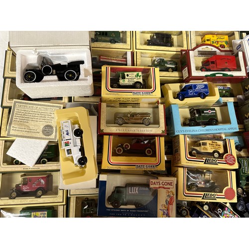 1208 - A large quantity of die cast Lledo models, Days Gone, Models of Yesteryear to include Models of Yest... 