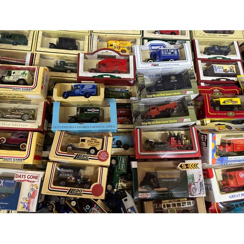 1208 - A large quantity of die cast Lledo models, Days Gone, Models of Yesteryear to include Models of Yest... 