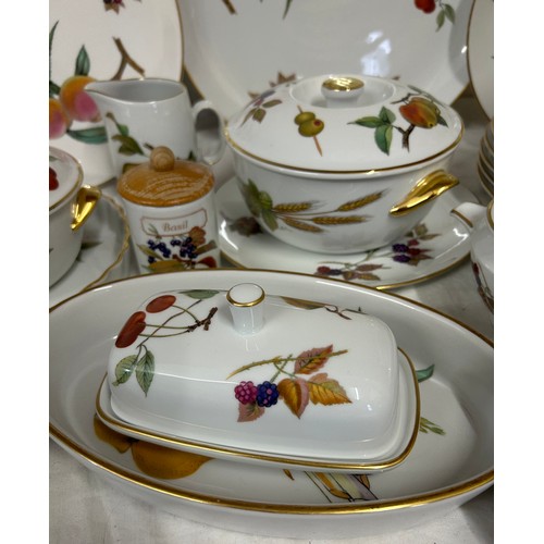 147 - A large quantity of Royal Worcester Evesham comprising oval platter 33cm w, 6 x dinner plates 26cm d... 