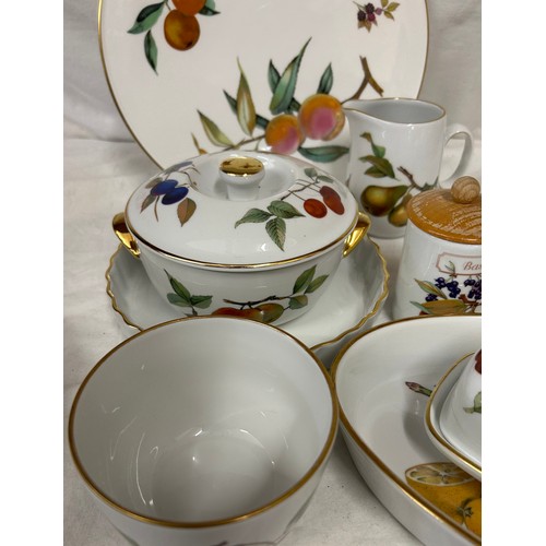 147 - A large quantity of Royal Worcester Evesham comprising oval platter 33cm w, 6 x dinner plates 26cm d... 