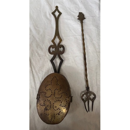 1336 - A miscellany to include a brass Jam pan measuring 34.5cm, brass chestnut roaster, toasting fork with... 