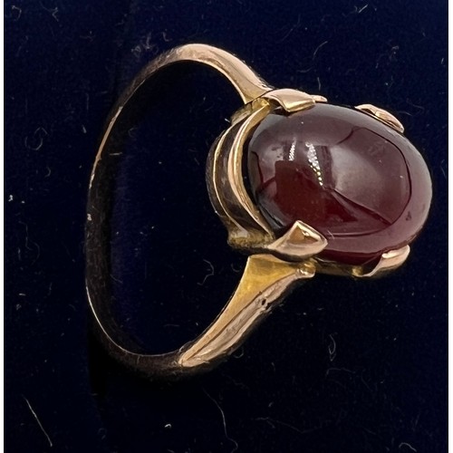 590 - An unmarked yellow metal ring set with red stone. Size K. Weight 2.8gm.