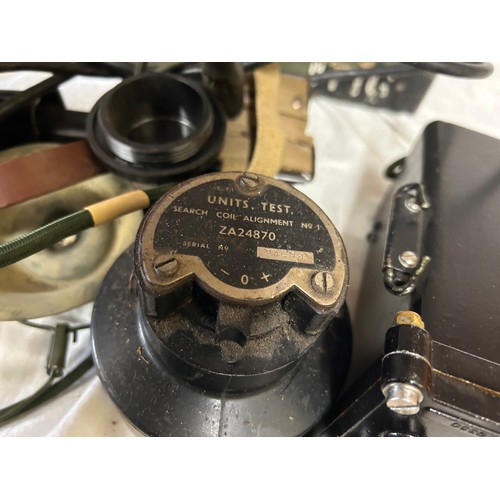 1044 - WW2 British Mine Detector fitted in a green wooden box with detector head, earphones, units test sea... 