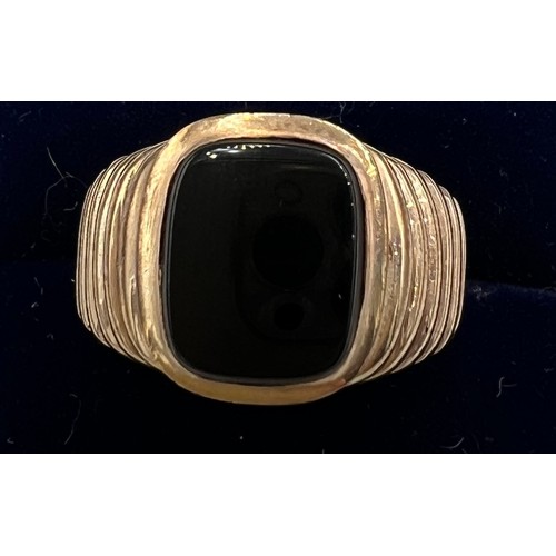 592 - An unmarked yellow metal ring set with black onyx. Size T. Weight 6.6gm.