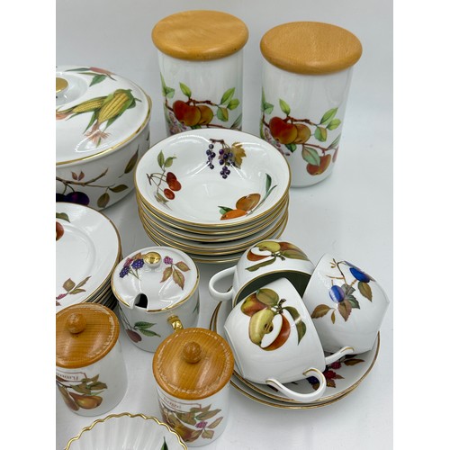 147 - A large quantity of Royal Worcester Evesham comprising oval platter 33cm w, 6 x dinner plates 26cm d... 