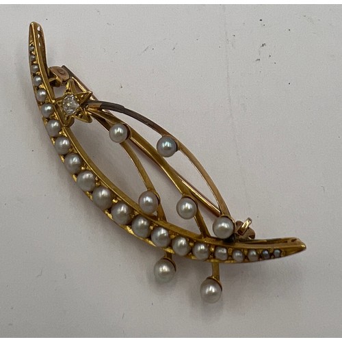 600B - Yellow metal brooch set with pearls and diamond. Tests as approximately 15 carat gold. Weight 5.3gm.... 