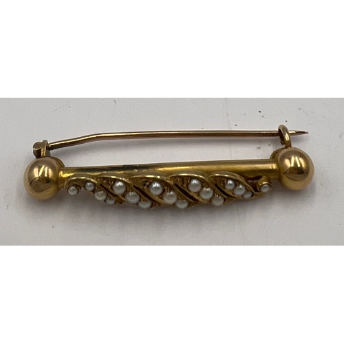 600E - A yellow metal brooch set with pearls. Tests as approximately 14 carat gold. Weight 5.3gm. Approxima... 