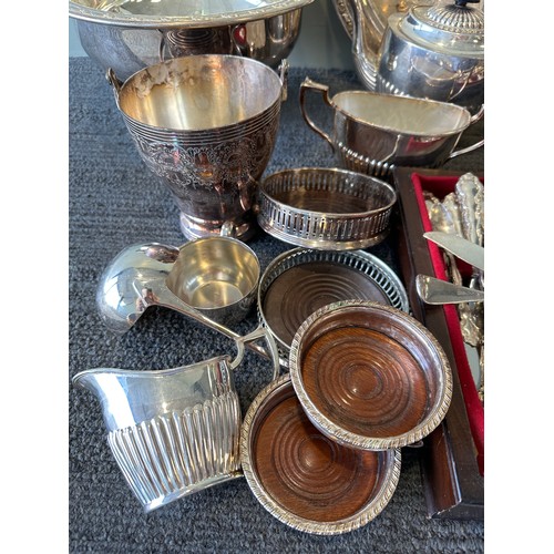 747A - Silverplate items to include Community cutlery, Oneida punch bowl with 4 cups and ladle, teapots, co... 