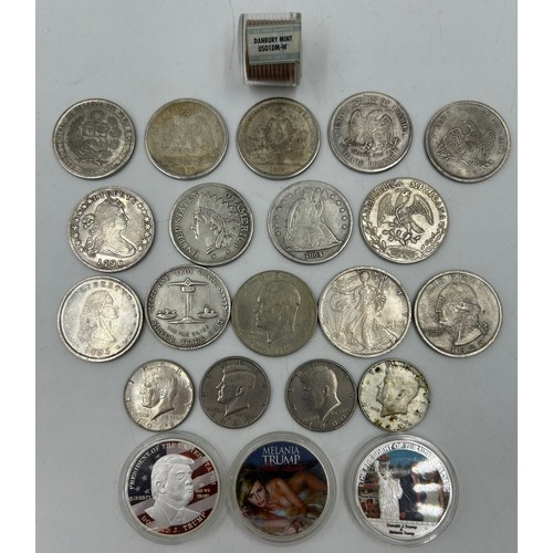 781 - A quantity of USA coinage to include 4 x Kennedy half dollars, 7 x replica dollars, 3 x Mexican doll... 