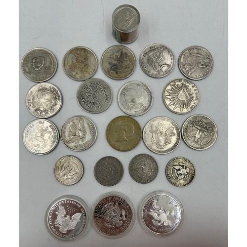 781 - A quantity of USA coinage to include 4 x Kennedy half dollars, 7 x replica dollars, 3 x Mexican doll... 