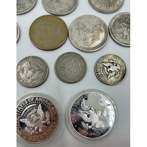 781 - A quantity of USA coinage to include 4 x Kennedy half dollars, 7 x replica dollars, 3 x Mexican doll... 