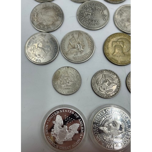 781 - A quantity of USA coinage to include 4 x Kennedy half dollars, 7 x replica dollars, 3 x Mexican doll... 