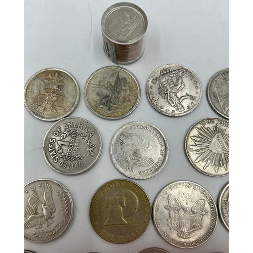 781 - A quantity of USA coinage to include 4 x Kennedy half dollars, 7 x replica dollars, 3 x Mexican doll... 