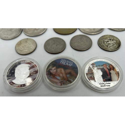 781 - A quantity of USA coinage to include 4 x Kennedy half dollars, 7 x replica dollars, 3 x Mexican doll... 