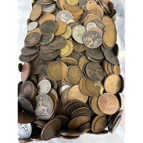 782 - A large collection of world coins to include mostly British Pennies, Crowns, Half Crowns, Florins, S... 