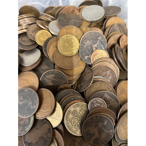 782 - A large collection of world coins to include mostly British Pennies, Crowns, Half Crowns, Florins, S... 