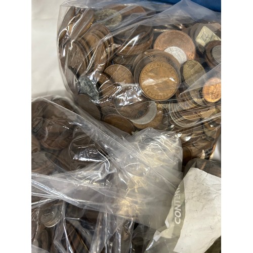 782 - A large collection of world coins to include mostly British Pennies, Crowns, Half Crowns, Florins, S... 