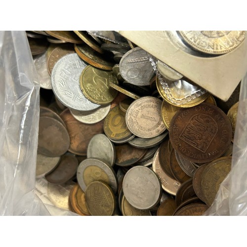 782 - A large collection of world coins to include mostly British Pennies, Crowns, Half Crowns, Florins, S... 