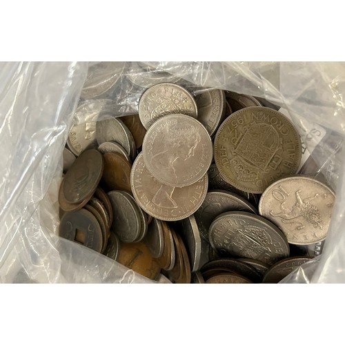 782 - A large collection of world coins to include mostly British Pennies, Crowns, Half Crowns, Florins, S... 