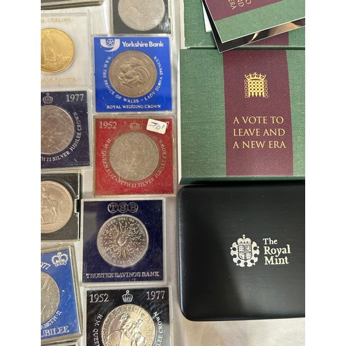 784 - A quantity of crowns and medallions to include 24 x Silver Jubilee, 12 x Coronation, 5 x Churchill, ... 