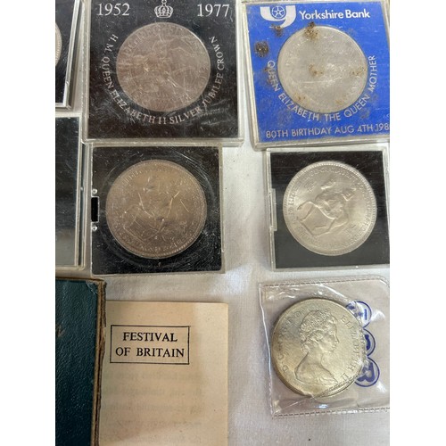 784 - A quantity of crowns and medallions to include 24 x Silver Jubilee, 12 x Coronation, 5 x Churchill, ... 