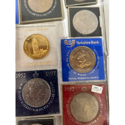 784 - A quantity of crowns and medallions to include 24 x Silver Jubilee, 12 x Coronation, 5 x Churchill, ... 