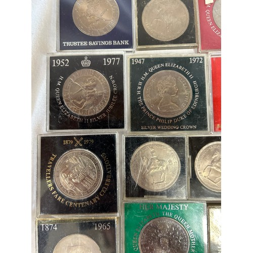 784 - A quantity of crowns and medallions to include 24 x Silver Jubilee, 12 x Coronation, 5 x Churchill, ... 