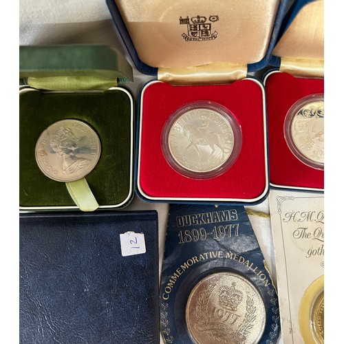 784 - A quantity of crowns and medallions to include 24 x Silver Jubilee, 12 x Coronation, 5 x Churchill, ... 