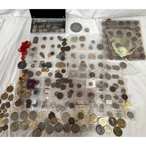 785 - A quantity of world coinage to include UK coins, medallions, royal occasions along with Victorian 18... 