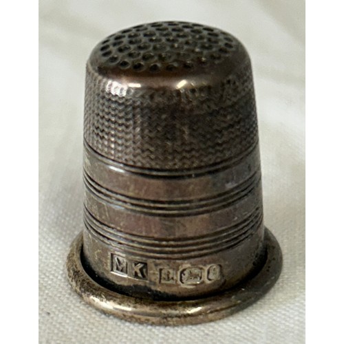 450 - A collection 178 Thimbles to include one silver Birmingham M.Kamin & Co 1983, 3 x Wedgwood, 5 x Roya... 