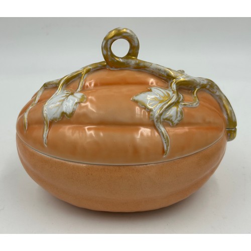 405 - A pair of Vista Allegre lidded pumpkin dishes both measuring 18.5cm.