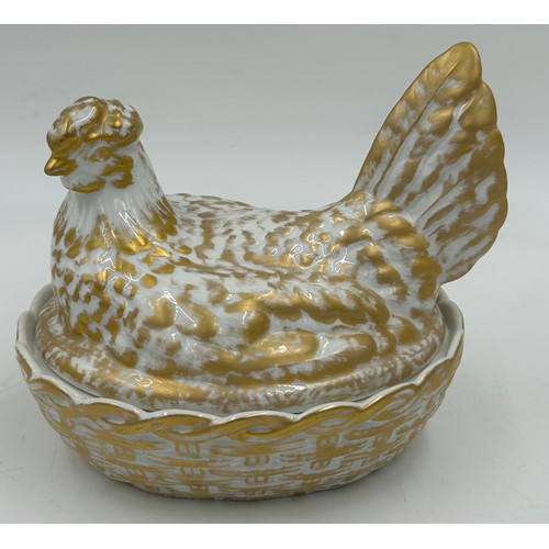 411 - Vista Alegre ceramics to include a Mottahedeh Williamsburg Bird Pitcher 22.5cm h, a gilded Chicken E... 