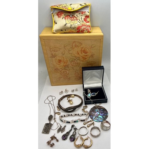 948 - A quantity of costume jewellery to include earrings, rings, pendant etc.